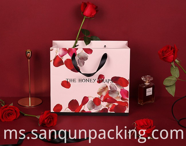 Beg Kertas dalam Saiz yang berbeza Paper Bag In Different Size